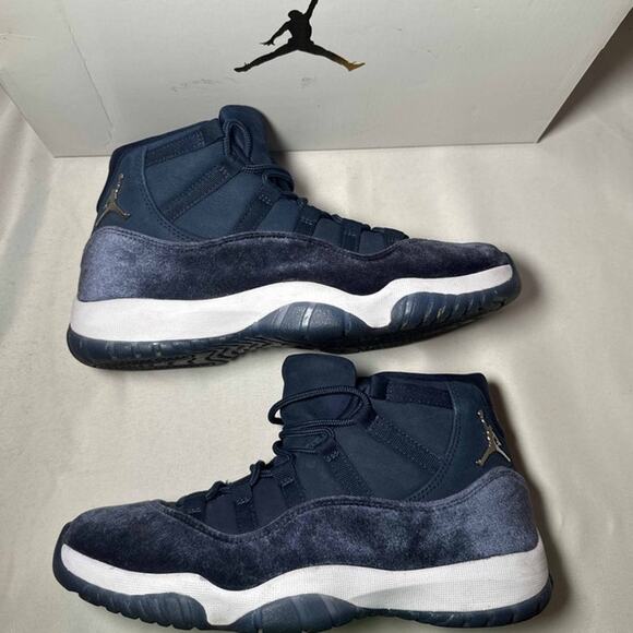 Size 9.5 - Wmns Air Jordan 11 Retro Midnight Navy Velvet Women's Shoes - Picture 2 of 10